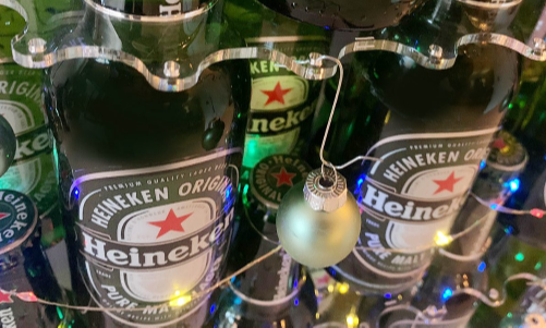 Heineken bierflesjes met een kerstbal